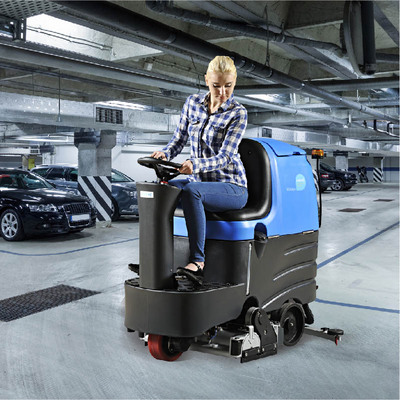 R-QQR驾驶式洗扫一体机（中型）是一款现代新颖、设计紧凑、操作灵活、性能优良的清洁设备，既实现了扫地车清扫垃圾的主要用途，又改变了传统扫地车笨重粗糙的形象，开启小型扫地车精致轻巧、经济耐用的应用趋势，是电动驾驶式扫地车中的精品。其应用范围更加广泛，适合大中型场地各种类别垃圾、各种工作条件的清洁工作。